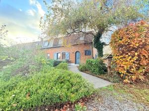 um edifício de tijolos com uma porta azul em Maison spacieuse avec jardin à Soignies em Soignies