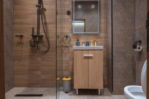 a bathroom with a sink and a shower at Studio Spacieux et Moderne à Bietry in Abidjan