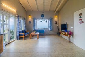 TV a/nebo společenská místnost v ubytování Villa KAILASA