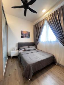ein Schlafzimmer mit einem Bett und einem Deckenventilator in der Unterkunft CasaAntara by MySky Stays Putrajaya in Putrajaya