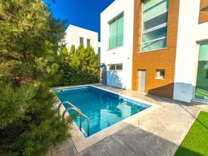 een zwembad in de achtertuin van een huis bij Alassia Blue Villa in Protaras