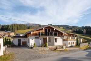 una casa con una montagna sullo sfondo di das brunn - Luxus Chalet a Kirchberg in Tirol