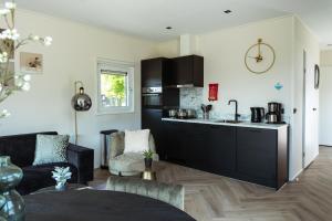 Η κουζίνα ή μικρή κουζίνα στο Kaag Villas +32 φωτογραφίες