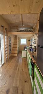 a kitchen with wooden flooring in a tiny house at Tiny House Reichle in Boms