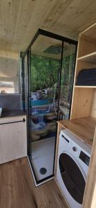 a kitchen with a washing machine in a tiny house at Tiny House Reichle in Boms