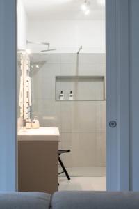 ein Badezimmer mit Dusche, Waschbecken und Badewanne in der Unterkunft Rosmaris - Villa nel verde in Francavilla al Mare