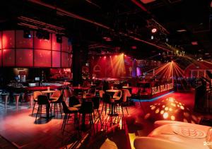 una sala con mesas y sillas en un escenario en Мягкое гнёздышко с креслом у Хан-Шатыра, en Astana 58 fotos más