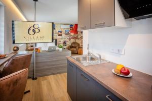 a kitchen with a sink and fruit on a counter at Explorer, Proche Basel, Voyage, Style & Confort in Saint-Louis