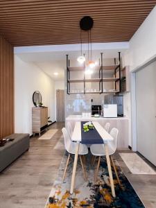 ein Esszimmer und eine Küche mit Tisch und Stühlen in der Unterkunft CasaAntara by MySky Stays Putrajaya in Putrajaya