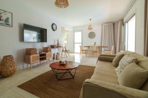 Μια τηλεόραση ή/και κέντρο ψυχαγωγίας στο Geo Panoramic Villa Konnos - Pool, Game Room, Gym