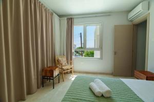 Ένα ή περισσότερα κρεβάτια σε δωμάτιο στο Geo Panoramic Villa Konnos - Pool, Game Room, Gym +30 φωτογραφίες