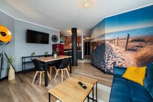 un soggiorno con un divano blu e un tavolo di Maloves Resort & Spa, pokoje w bocznych budynkach a Władysławowo