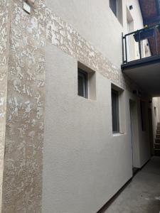 苏博蒂察Sobe Tanja的建筑物侧面,墙上有涂鸦