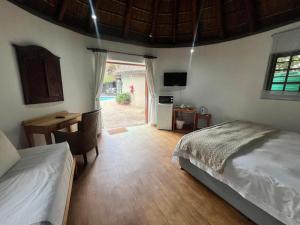 Un pat sau paturi într-o cameră la French Lodge +79 fotografii