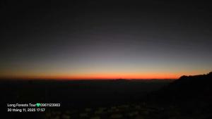 Η ανατολή ή δύση του ηλίου όπως φαίνεται από αυτό το καταφύγιο ή από εκεί κοντά