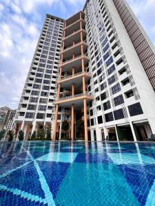 ein großes Gebäude mit einem Swimmingpool davor in der Unterkunft CasaAntara by MySky Stays Putrajaya in Putrajaya + 2 Fotos
