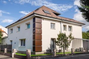 a white building with a roof at Explorer, Proche Basel, Voyage, Style & Confort in Saint-Louis