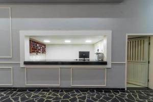a lobby with a bar in the middle of a room at GoldMen Express Campos Goytacazes in Campos dos Goytacazes +16 photos