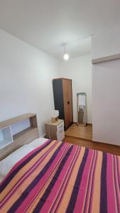 una camera da letto con un tappeto colorato sul pavimento di Osvalley Résidence a Basse-Terre