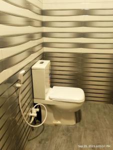 ein Badezimmer mit einer weißen Toilette in einem Zimmer in der Unterkunft Yala EAGLE NEST & Safari in Tissamaharama