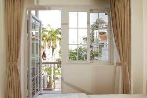 En balkon eller terrasse på CHOWA HOME - ApartHotel Thao Dien Area