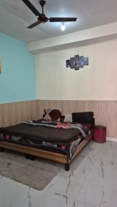 a bed in a room with a ceiling fan at Ravers point in Kasol