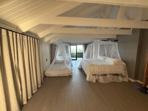 Una cama o camas en una habitación de Altitude Oasis