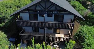 El edificio en el que está la casa vacacional