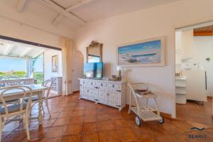 Телевизор и/или развлекательный центр в Villa Fiordispina - By Searly