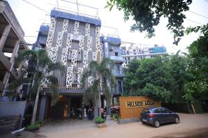ein Auto, das vor einem Gebäude geparkt ist in der Unterkunft Hillside Aqua in Bhubaneshwar