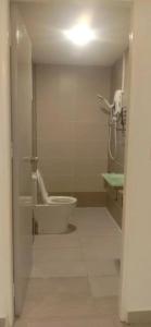 une salle de bain avec toilettes et un téléphone mural dans l'établissement JR Residence, à Kota Kinabalu