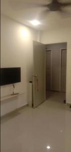une pièce vide avec une télévision à écran plat au mur dans l'établissement JR Residence, à Kota Kinabalu 1 autre photo