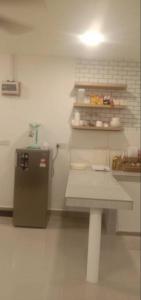 Il comprend une cuisine équipée d'une table et d'un petit réfrigérateur. dans l'établissement JR Residence, à Kota Kinabalu