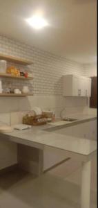 - une cuisine avec un comptoir et un évier dans l'établissement JR Residence, à Kota Kinabalu