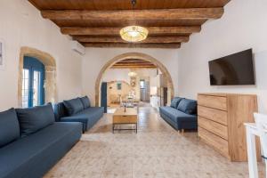 TV a/nebo společenská místnost v ubytování Halases Panorama Villa pvt pool