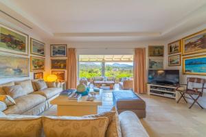 een grote woonkamer met banken en een televisie bij Villa Alfa - By Searly in Porto Rotondo