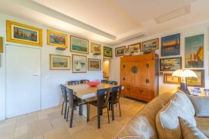 een eetkamer met een tafel en een bank bij Villa Alfa - By Searly in Porto Rotondo