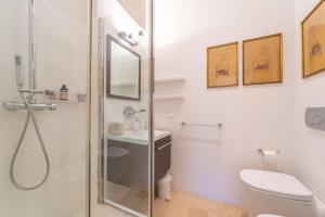 een badkamer met een douche, een toilet en een wastafel bij Villa Alfa - By Searly in Porto Rotondo +56 foto's