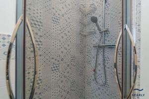 ブドーニにあるCasa Mirella - By Searlyのバスルーム(シャワー、シャワーカーテン付)が備わります。 +31枚の写真