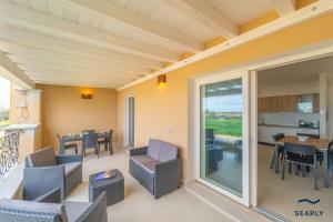 ブドーニにあるCasa Mirella - By Searlyのパティオ(椅子、テーブル付)、ダイニングルーム