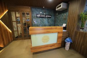 ein Geschäft mit einer Theke in einem Raum in der Unterkunft Hillside Aqua in Bhubaneshwar