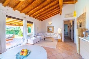 an image of a living room in a villa at Villa Molara Home - By Searly in Punta Molara