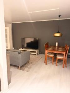 una sala de estar con una mesa y un sofá en Elfs Retreat close to Santa Claus Village, en Rovaniemi