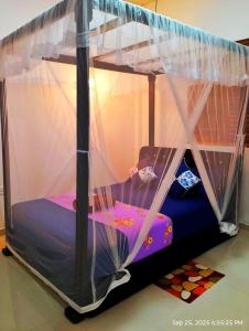 ein Bett mit Baldachin in einem Zimmer in der Unterkunft Yala EAGLE NEST & Safari in Tissamaharama