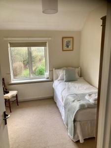 ein kleines Schlafzimmer mit einem Bett und einem Fenster in der Unterkunft 3 bedroom home with parking in Willaston