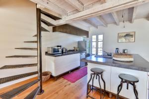 Η κουζίνα ή μικρή κουζίνα στο QUAI 3 loft moderne et lumineux les pieds dans l'eau