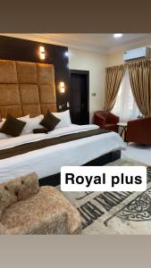 Postel nebo postele na pokoji v ubytování Darminah Luxury Hotel