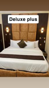 Postel nebo postele na pokoji v ubytování Darminah Luxury Hotel