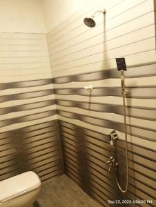 een badkamer met douche en toilet bij Yala Eagle Nest and Safari in Tissamaharama