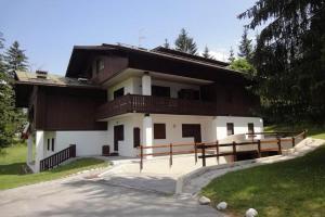 een groot huis met een veranda bij Ca' Donatella - Mountain View Terrace & Parking in Cortina dʼAmpezzo